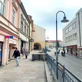 Pronájem obchodních prostor 36 m2 s výlohou, přízemí, centrum Valašského Meziříčí / 19383285