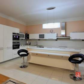 Foto inzerátu Prodej rodinné domy, 550 m² - Nová Role - Mezirolí