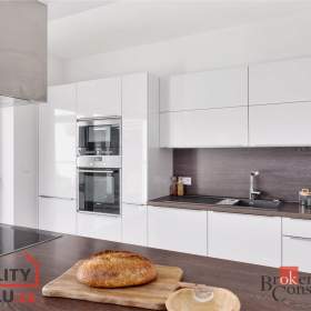 Foto inzerátu Prodej rodinného domu 190 m², Velké Popovice