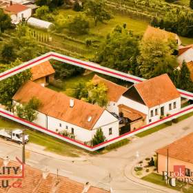 Foto inzerátu Prodej rodinného domu 403 m², Perná