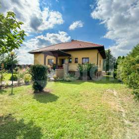 Foto inzerátu Prodej RD 377 m² s terasou, zahradou, garáží, v obci Klíčany - Praha Východ