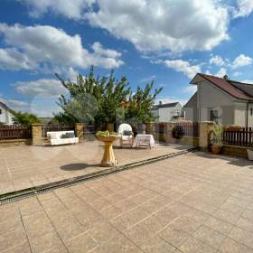 Foto inzerátu Prodej RD 377 m² s terasou, zahradou, garáží, v obci Klíčany - Praha Východ