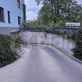 Foto inzerátu Moderní garáž s automatickým otevíráním vrat v Libni