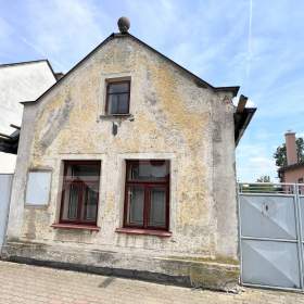 Prodej rodinného domu k rekonstrukci s užitnou plochou 56 m2 na pozemku 422 m2 / 19133235