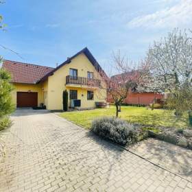 Prodej rodinného domu 6+1/ 188m2 + 20m2 garáž + 36m2 půdy, pozemek 750m2, 500 m od jezera, Sadská / 19426640