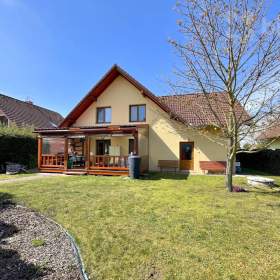 Prodej RD 6+1/ 188m2 + 25 m2 krytá terasa + garáž + 36m2 půdy, pozemek 750m2, 500m od jezera, Sadsk / 19426640