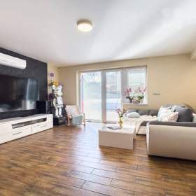 Foto inzerátu byt 4+KK v rodinném domě s garáží a zahradou, Popovičky