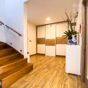 Foto inzerátu byt 4+KK v rodinném domě s garáží a zahradou, Popovičky