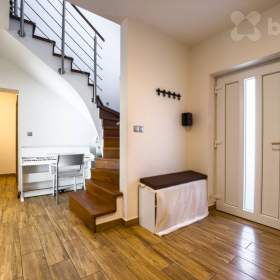 Foto inzerátu byt 4+KK v rodinném domě s garáží a zahradou, Popovičky