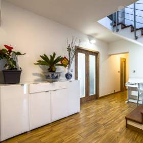 Foto inzerátu byt 4+KK v rodinném domě s garáží a zahradou, Popovičky