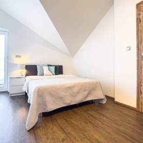 Foto inzerátu byt 4+KK v rodinném domě s garáží a zahradou, Popovičky