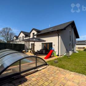 Foto inzerátu byt 4+KK v rodinném domě s garáží a zahradou, Popovičky