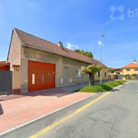 K pronájmu -  Světlý a prostorný RS 3+1/ 77m2 se zahradou a 2 kolnami 56m2 a 11,5m2 v Sadsk / 19443065