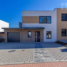 Na prodej:  Řadový rodinný dům 5+kk s pozemkem 408 m2 -  Hořovice, okres Beroun / 19446713