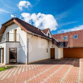 Nízkonákladový moderní RD se zahradou Praha 5 Sobín / 19471896