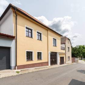 Prodej dvougeneračního RD s garáží, 2 terasami, dílnou a 2 sklepy, Beroun / 19492234
