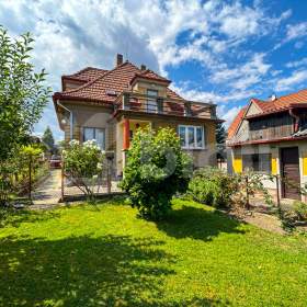 Prodej rodinného domu 196 m2, pozemek 995 m2, garáž, Praha 6 -  Nebušice / 19511112