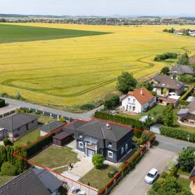 Foto inzerátu Exklusívně nabízíme rodinný dům v obci Hovorčovice.