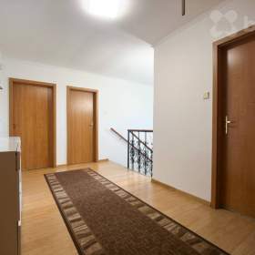 Foto inzerátu Exklusívně nabízíme rodinný dům v obci Hovorčovice.