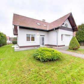 Pronájem rodinného domů 4+1 s užitnou plochou 145 m2, garáž, zahrada 514 m2 / 19522288