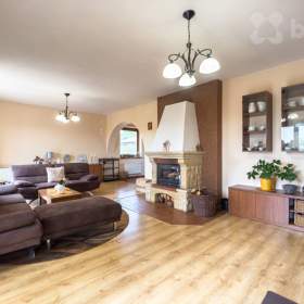 Prostorný rodinný dům 6+1 se zahradou a garáží -  Kvíčovice / 19529356