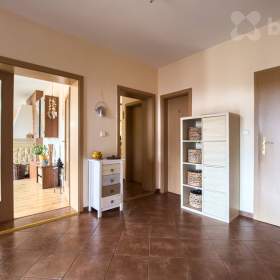 Foto inzerátu Prostorný rodinný dům 6+1 se zahradou a garáží - Kvíčovice