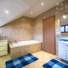 Foto inzerátu Prostorný rodinný dům 6+1 se zahradou a garáží - Kvíčovice