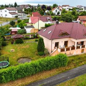 Foto inzerátu Prostorný rodinný dům 6+1 se zahradou a garáží - Kvíčovice