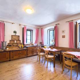 Foto inzerátu Prodej zavedeného penzionu pod hradem Houska - funkční provoz v atraktivní lokalitě