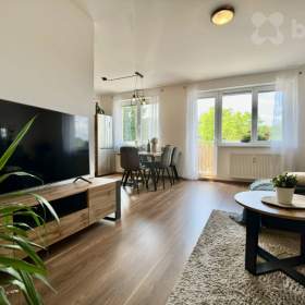 Prodej bytu 3+KK, 85 m2 + 2 balkony, sklep a parkovací místo / 19530711