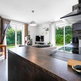 Prodej moderního družstevního bytu 3+kk (62 m2) s předzahrádkou, garážovým stáním a komorou / 19535669