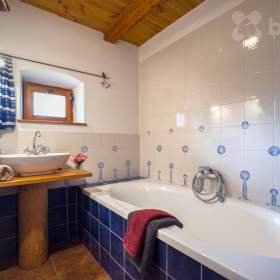 Foto inzerátu Veliny - poloroubenka - pozemek 4485m2