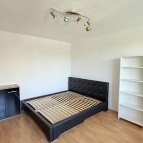 Pronájem garsoniéry o velikosti 27 m2 + zasklená lodžie 5 m2 + sklep 1 m2 / 19546925