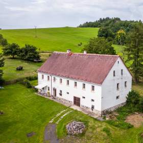 Foto inzerátu Prodej rodinného domu 310 m2 se stodolou 330m2 na pozemku 5 820 m2 v obci Valkeřice