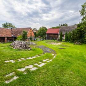 Foto inzerátu Prodej rodinného domu 310 m2 se stodolou 330m2 na pozemku 5 820 m2 v obci Valkeřice