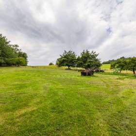 Foto inzerátu Prodej rodinného domu 310 m2 se stodolou 330m2 na pozemku 5 820 m2 v obci Valkeřice