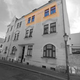 Prodej bytu 3+1 s půdním prostorem, sklepem a výhledem na historické dominanty Litoměřic / 19599697
