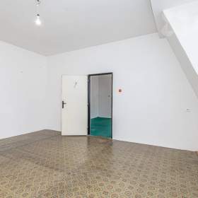 Foto inzerátu Byt 2+1 před rekonstrukcí, garáž, sklep