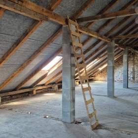 Foto inzerátu Komerční objekt vhodný pro vybudování apartmánů, užitná plocha 2846 m2, pozemek 2054 m2