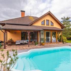 Prodej RD 5+kk, 240 m2, prostorná dvojgaráž, krytý bazén, pozemek 1411 m2, obec Suchohrdly, Znojmo / 19606963