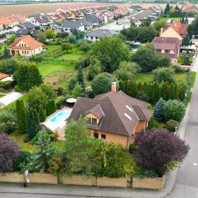 Foto inzerátu Prodej RD 5+kk, 240 m2, prostorná dvojgaráž, krytý bazén, pozemek 1411 m2, obec Suchohrdly, Znojmo