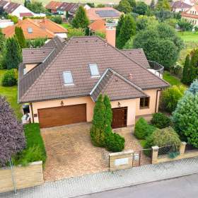 Foto inzerátu Prodej RD 5+kk, 240 m2, prostorná dvojgaráž, krytý bazén, pozemek 1411 m2, obec Suchohrdly, Znojmo