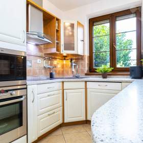 Foto inzerátu Prodej RD 5+kk, 240 m2, prostorná dvojgaráž, krytý bazén, pozemek 1411 m2, obec Suchohrdly, Znojmo