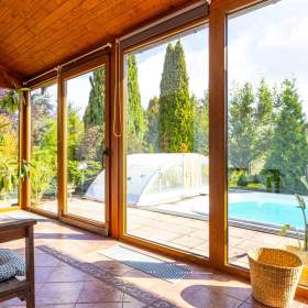 Foto inzerátu Prodej RD 5+kk, 240 m2, prostorná dvojgaráž, krytý bazén, pozemek 1411 m2, obec Suchohrdly, Znojmo