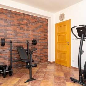 Foto inzerátu Prodej RD 5+kk, 240 m2, prostorná dvojgaráž, krytý bazén, pozemek 1411 m2, obec Suchohrdly, Znojmo