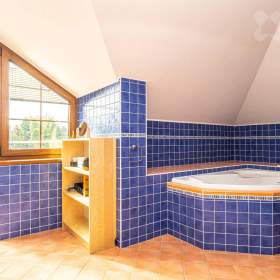 Foto inzerátu Prodej RD 5+kk, 240 m2, prostorná dvojgaráž, krytý bazén, pozemek 1411 m2, obec Suchohrdly, Znojmo