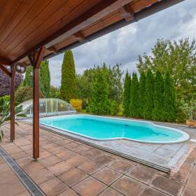 Foto inzerátu Prodej RD 5+kk, 240 m2, prostorná dvojgaráž, krytý bazén, pozemek 1411 m2, obec Suchohrdly, Znojmo