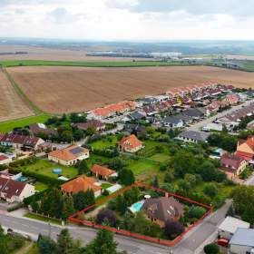 Foto inzerátu Prodej RD 5+kk, 240 m2, prostorná dvojgaráž, krytý bazén, pozemek 1411 m2, obec Suchohrdly, Znojmo