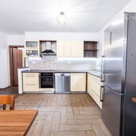 Prodej slunného bytu 3+1 75 m2, se zahradou 165 m2 v obci Janská / 19608730