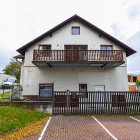 Foto inzerátu Prodej dvougeneračního domu 9+2 s garáží v Praze 9 - Vinoř.